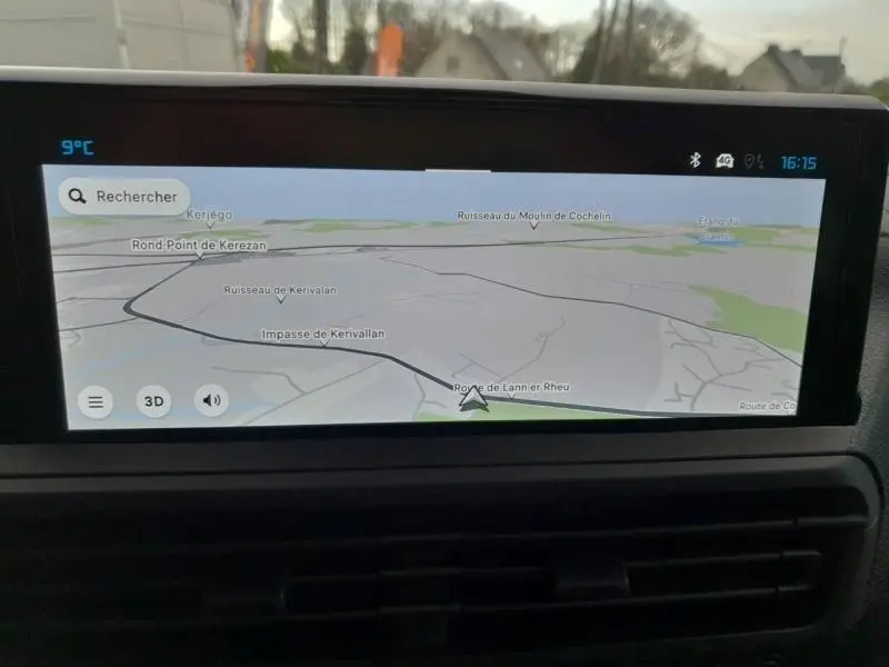 Écran tactile du GPS couleur du Citroën Jumpy 2025 affichant une carte avec navigation active.