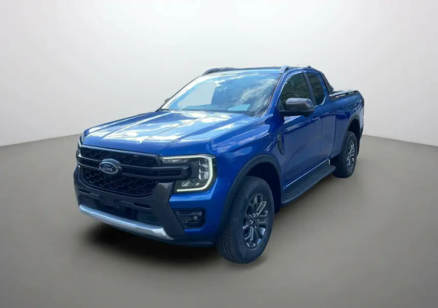 Ford Ranger 2.0 205 Wildtrak Supercab bleu lightning en 3/4 avant droit avec barres de toit et marchepieds.