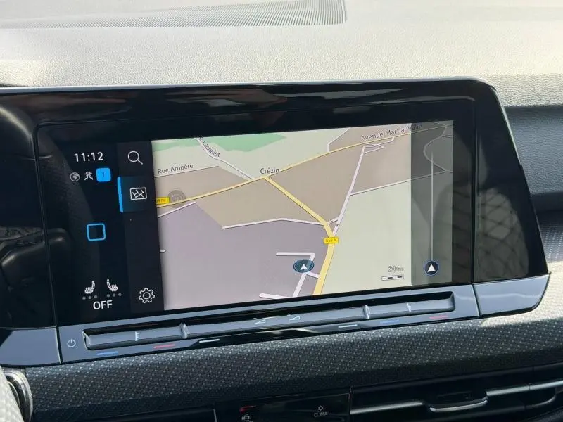 Écran tactile central du tableau de bord de la Volkswagen Golf 2024 en Reflet d'Argent, affichant la navigation GPS.