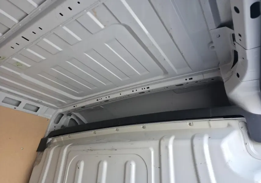 Vue intérieure du compartiment de chargement blanc de l'Opel Movano Fourgon 3.5t L2H2 2022 avec cloison pleine tôlée.
