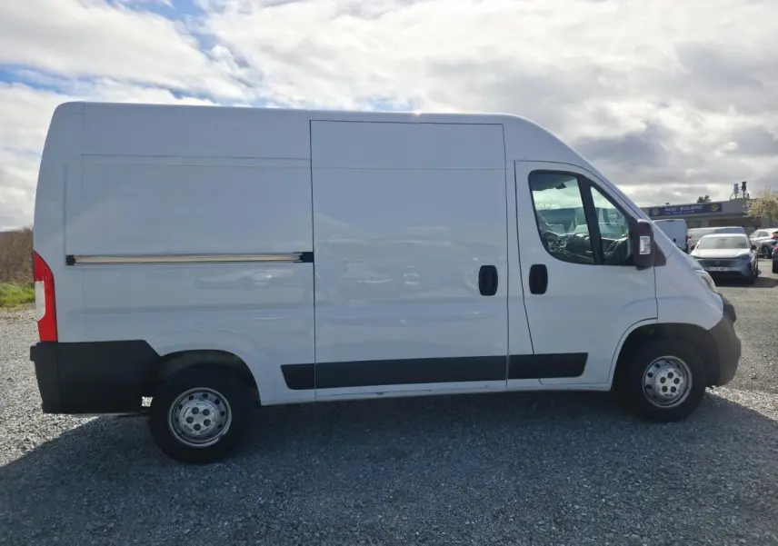 Vue de profil côté droit d’un Opel Movano Fourgon blanc 2022 avec portes latérales coulissantes et jantes tôles grises.