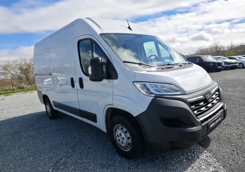 Vue 3/4 avant droit d’un utilitaire blanc Opel Movano Fourgon 2022 avec calandre noire et jantes tôle grises.