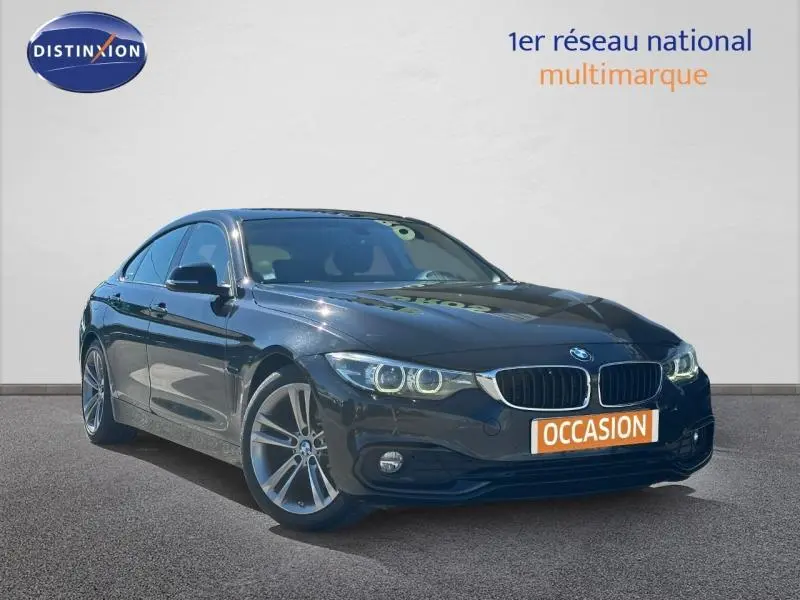 BMW Série 4 Gran Coupé noir vue 3/4 avant avec calandre chromée et jantes alliage visibles.