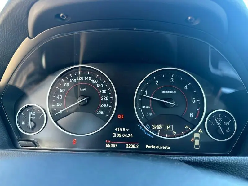 Vue rapprochée du tableau de bord de la BMW Série 4 Gran Coupe 418d noire, avec compteurs analogiques et jauge diesel.
