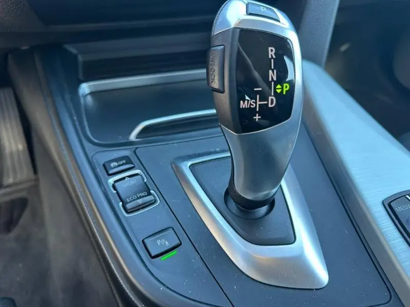 Vue rapprochée du levier de vitesses automatique noir et argenté de la BMW Série 4 Gran Coupe F36 418dA 2018.