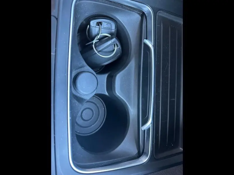 Gros plan sur le porte-gobelets central noir de la BMW Série 4 Gran Coupe F36 avec clé insérée.