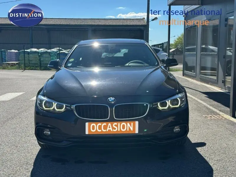 BMW Série 4 Gran Coupé F36 noire vue de face avec phares LED allumés et plaque "OCCASION" visible.