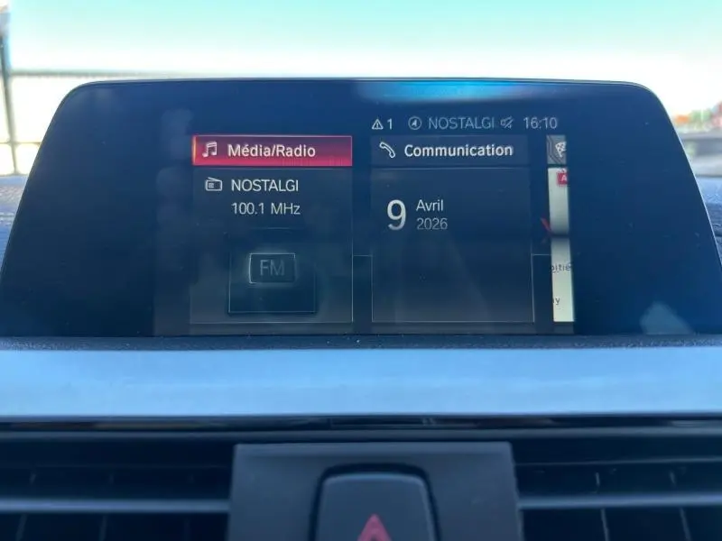 Écran multifonction central de la BMW Série 4 Gran Coupe F36 affichant la radio et la date, vue intérieure frontale.