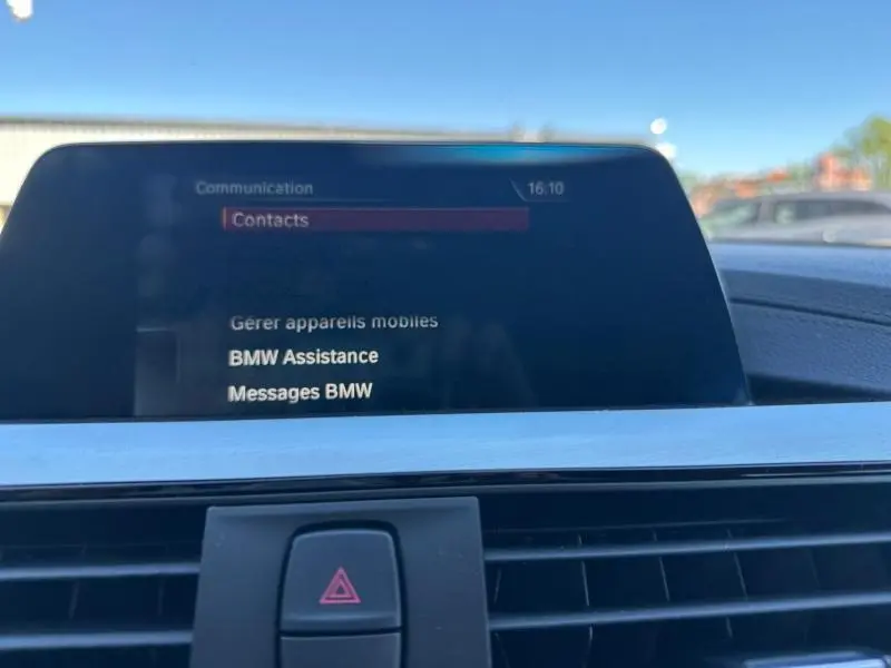 Écran central du système multimédia de la BMW Série 4 Gran Coupe F36 noir, affichant les options de communication.