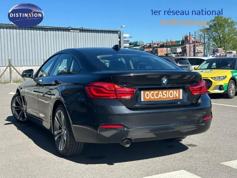 BMW Série 4 Gran Coupe noire vue en 3/4 arrière droit, avec feux LED et jantes alliage visibles.