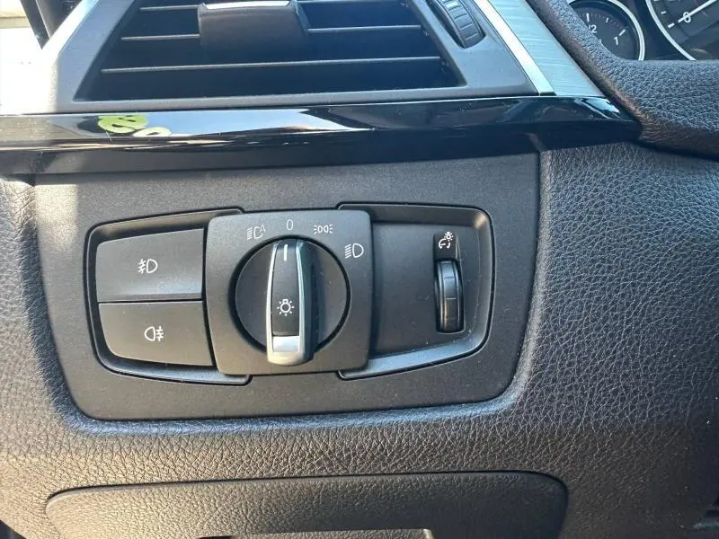 Gros plan sur le panneau de commande des phares intérieur noir de la BMW Série 4 Gran Coupe F36 418dA 2018.
