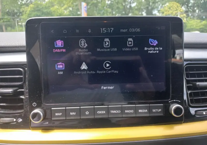 Écran tactile central du Kia Stonic 2025 noir, vue frontale du système multimédia avec commandes physiques en dessous.
