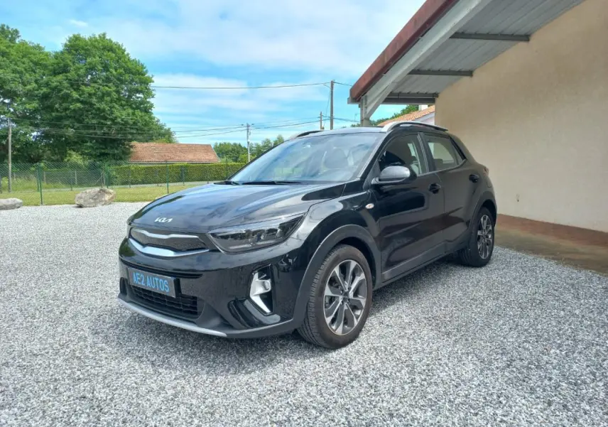 KIA Stonic noir 2025 en 3/4 avant droit, avec jantes alliage et calandre moderne sous un ciel bleu.