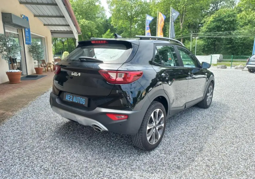 Vue 3/4 arrière droite du KIA STONIC noir 2025 avec feux arrière LED et sortie d’échappement chromée visible.