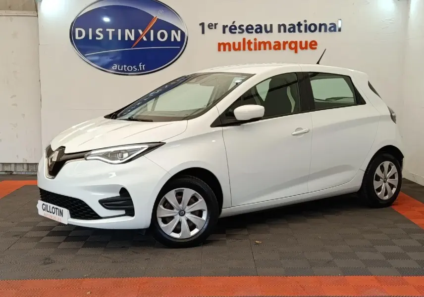 Renault ZOE Business 2021 blanc vue 3/4 avant droit en intérieur avec jantes acier et logo distinctif Renault.