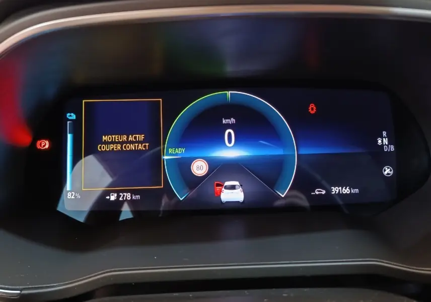Affichage numérique du combiné d'instruments de la Renault ZOE 2021 avec vitesse, autonomie batterie et alertes visibles.