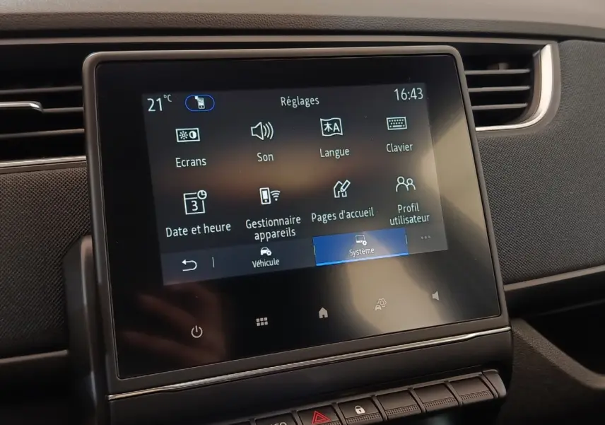 Écran tactile central de la Renault ZOE Business 2021 affichant le menu Réglages, intérieur noir.