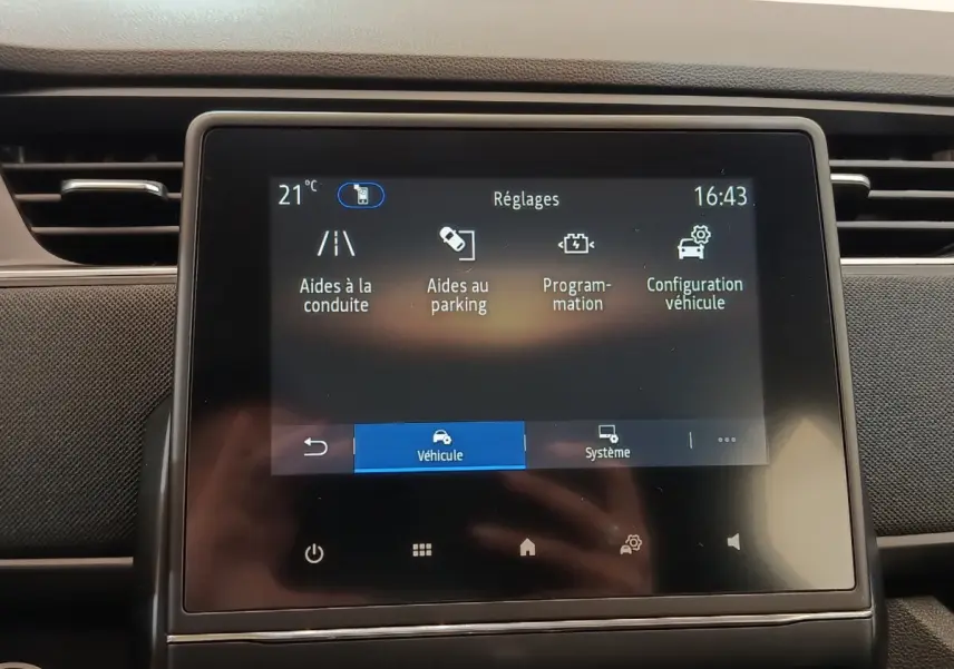 Écran tactile central de la Renault ZOE Business 2021 affichant les réglages d’aides à la conduite et parking.
