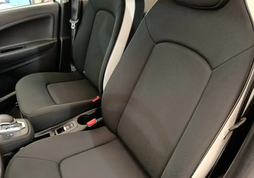 Gros plan sur les sièges avant noirs avec surpiqûres blanches intérieures de la Renault ZOE Business 2021.