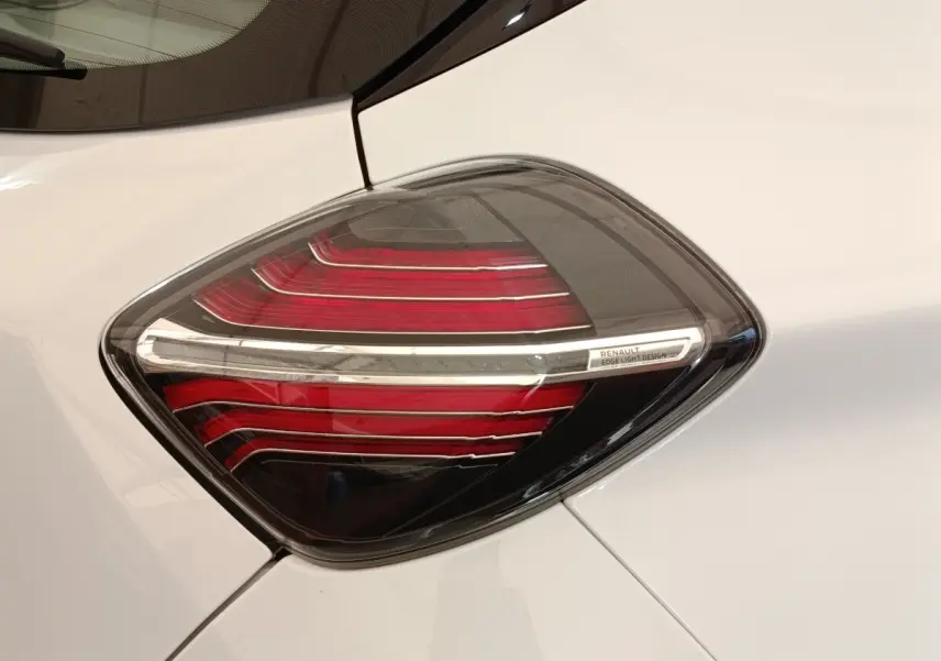Gros plan sur le feu arrière droit rouge et blanc du Renault ZOE blanc Business Rev R110 de 2021.