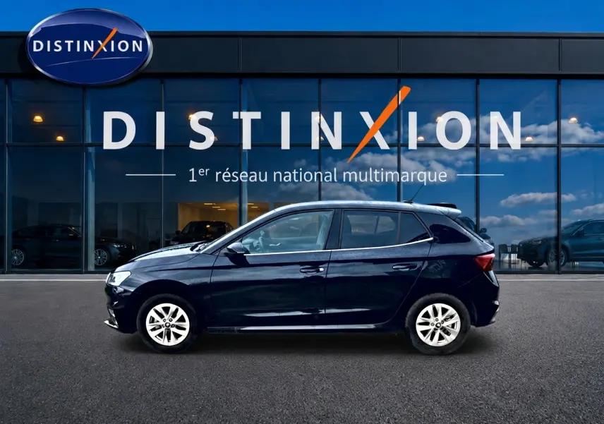 Profil côté gauche d'une Skoda Fabia noire 2025 avec jantes alu, devant une vitrine Distinxion.