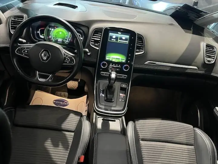 Vue intérieure avant du Renault Scenic IV DCI 160 Energy avec tableau de bord noir et écran tactile central lumineux.