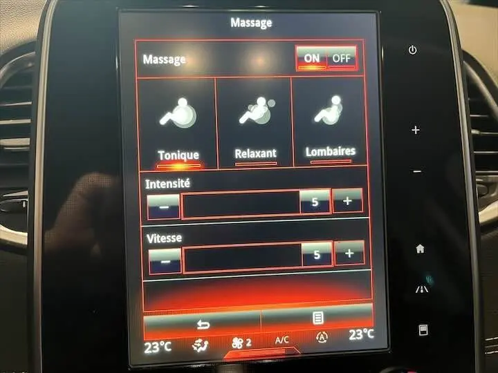 Écran tactile intérieur du Renault Scenic IV noir étoile métal, affichant les réglages de massage avec options tonique, relaxant et lombaires.