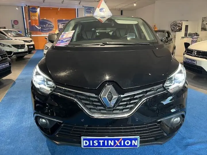 Vue frontale d'un Renault Scenic IV noir étoile métal avec toit gris, en showroom Distinxion.