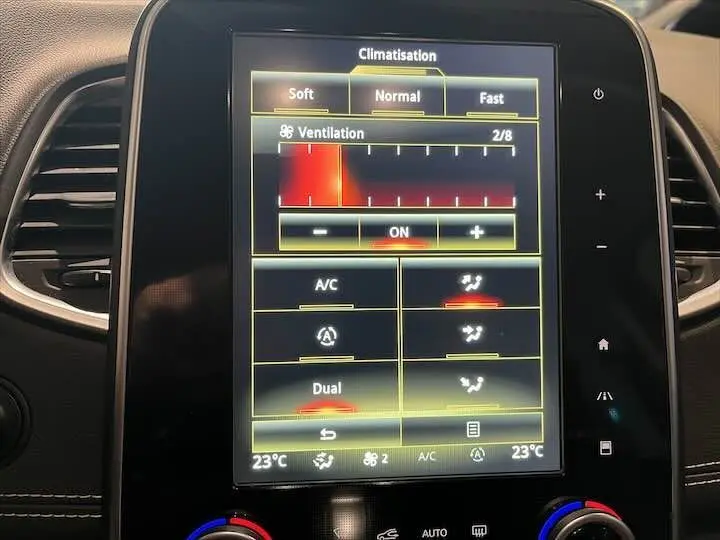 Écran tactile central de la Renault Scenic IV DCI 160 Energy Intens affichant les réglages de climatisation en intérieur noir.