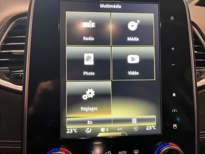 Écran tactile multimédia du Renault Scenic IV DCI 160 Energy Intens affichant les options Radio, Média, Photo, Vidéo et Réglages.
