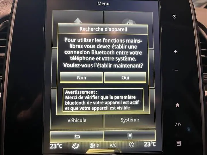 Écran tactile central du Renault Scenic IV DCI 160 Energy Intens affichant la recherche de connexion Bluetooth.
