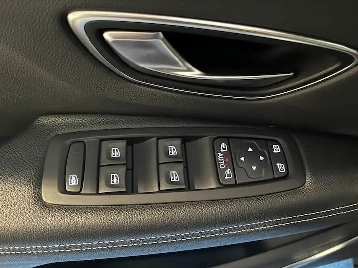 Commande des vitres électriques et réglages des rétroviseurs sur la porte côté conducteur du Renault Scenic IV noir étoile métal.