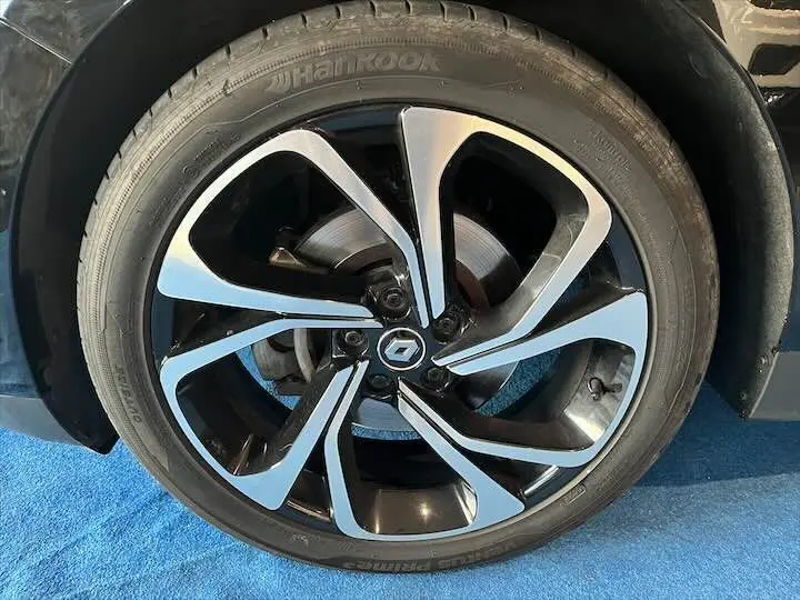 Gros plan sur la jante noire et argentée du Renault Scenic IV DCI 160 Energy avec logo Renault central.