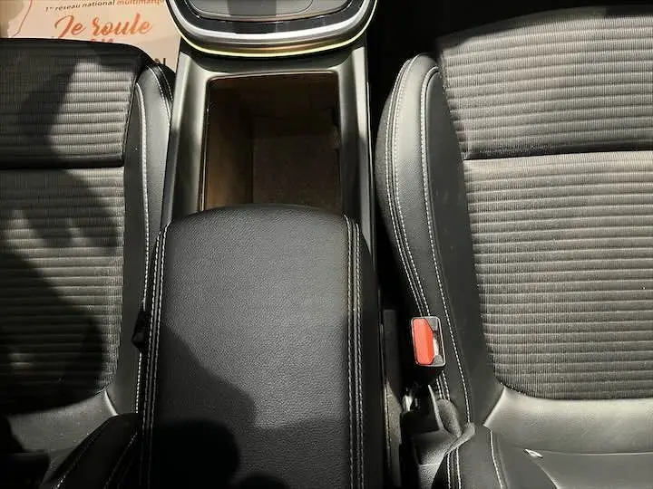 Vue plongeante sur les sièges avant noirs et la console centrale en cuir du Renault Scenic IV DCI 160 Energy Intens.