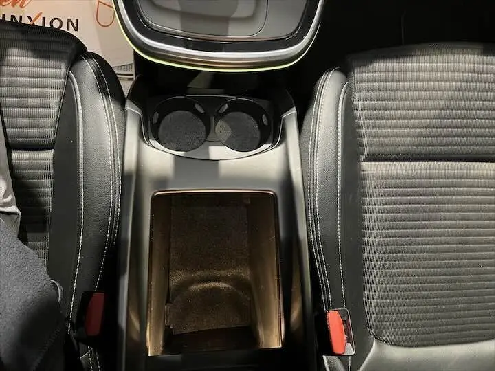 Vue plongeante sur la console centrale et les sièges noirs en tissu et cuir du Renault Scenic IV DCI 160 Energy Intens.