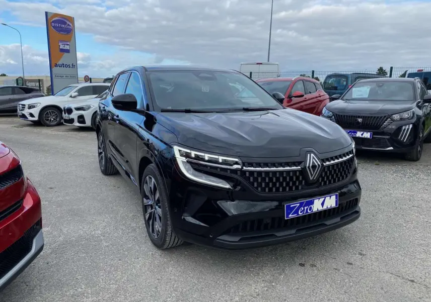Renault Austral noir étoilé en 3/4 avant droit, avec calandre moderne et jantes alliage 19 pouces Komah.
