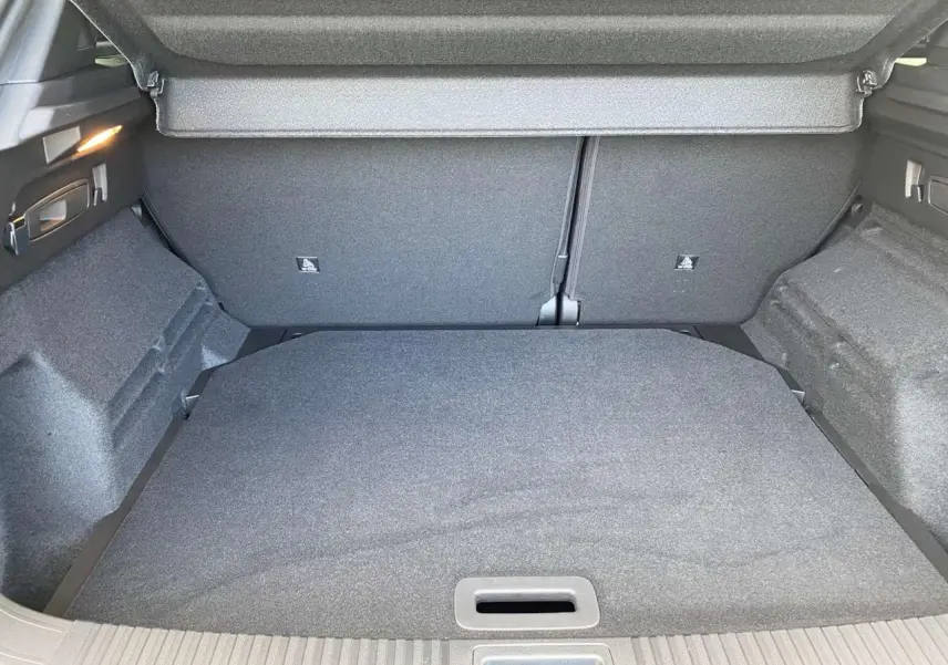 Coffre ouvert vu de l'arrière du Renault Austral noir étoilé, montrant l'espace de chargement et la moquette grise.