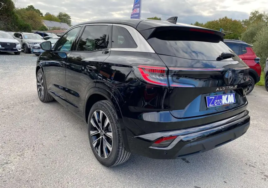 Renault Austral noir étoilé en vue 3/4 arrière droit, jantes alliage 19 pouces Komah diamantées noires visibles.