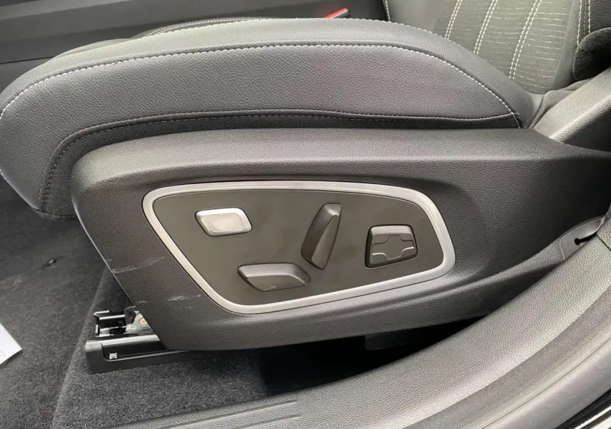 Détail des commandes de réglage électrique du siège conducteur sur Renault Austral noir étoilé 2025.
