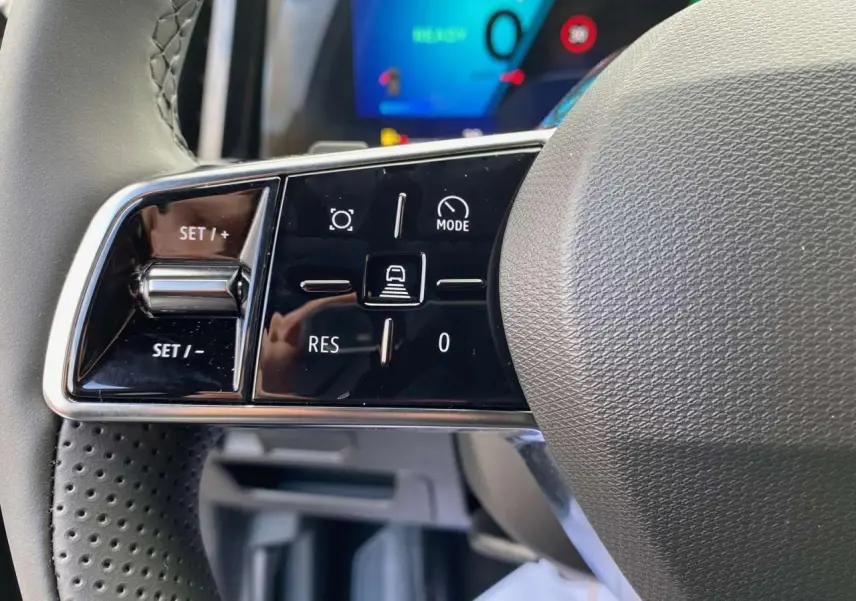Gros plan sur les commandes de régulateur de vitesse au volant du Renault Austral 2025 finition E-Tech Full Hybrid.