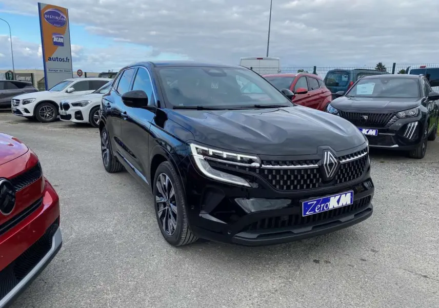 Renault Austral noir étoilé en 3/4 avant droit, avec calandre distinctive et jantes alliage 19 pouces Komah.