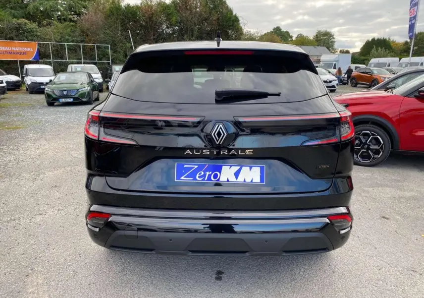 Vue arrière du Renault Austral noir étoilé 2025 avec feux LED reliés et badge E-TECH sur parking.