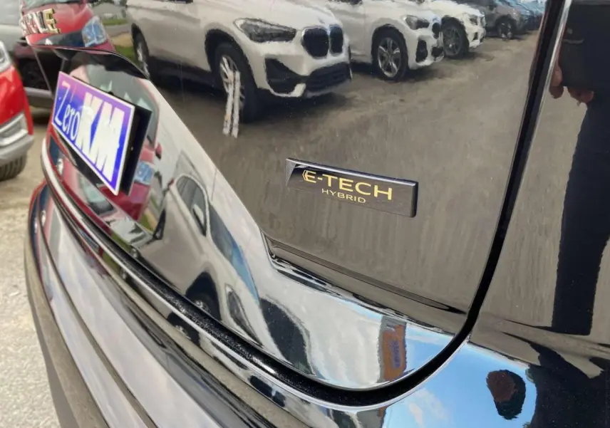 Gros plan sur le hayon arrière noir étoilé du Renault Austral E-TECH Hybrid avec logo distinctif E-TECH visible.