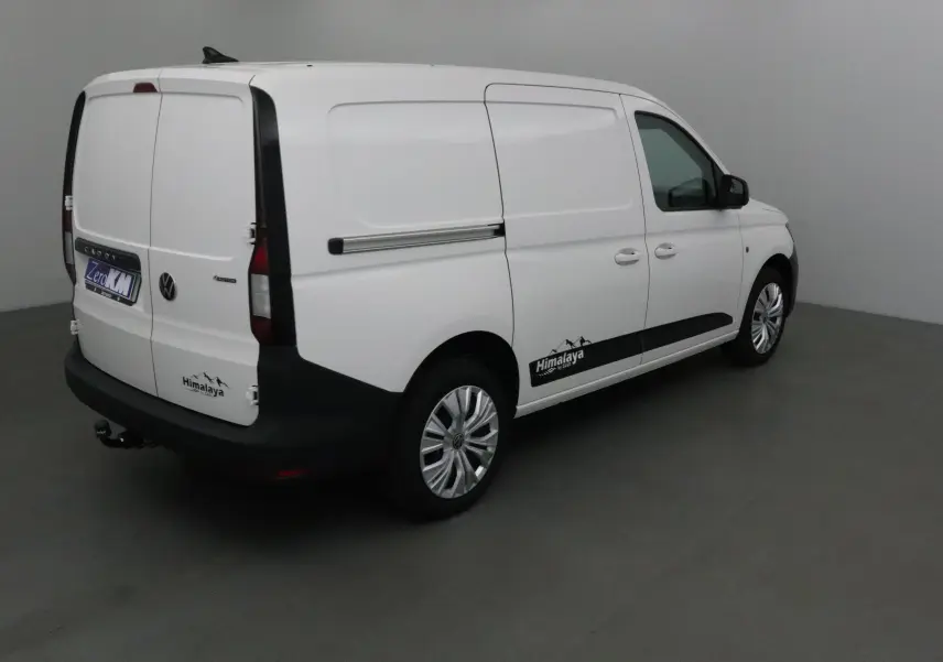 Volkswagen Caddy Maxi blanc en 3/4 arrière droit avec logo Himalaya et attelage visible sur fond neutre.