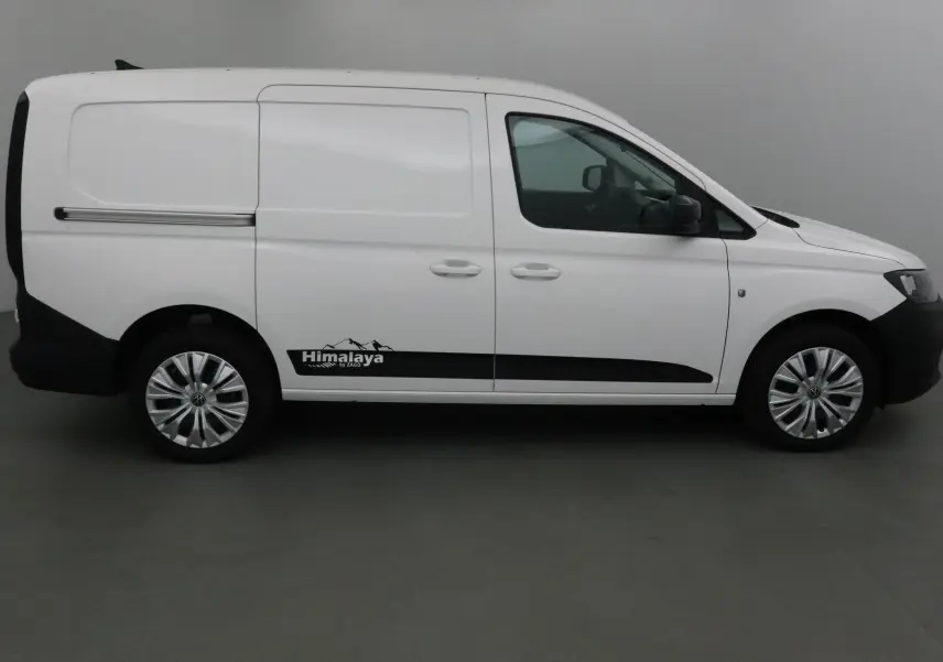 Profil latéral droit du Volkswagen Caddy Maxi blanc avec logo Himalaya et jantes argentées.