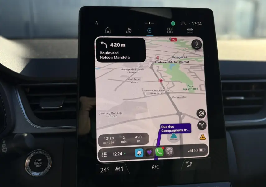 Écran tactile Open R-Link 10,4" du Renault Captur 2025 affichant la navigation GPS en intérieur noir.
