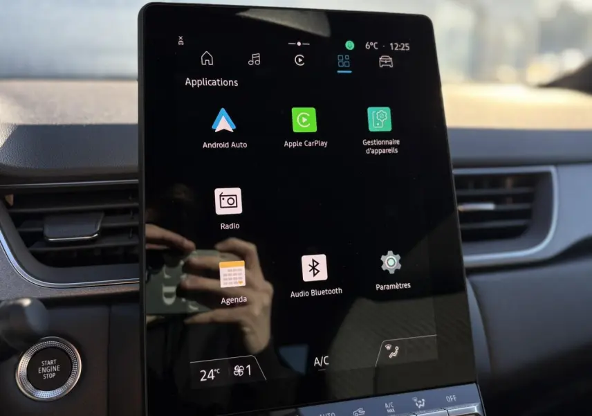 Vue rapprochée de l’écran tactile vertical Open R-Link 10,4" du Renault Captur 2025 avec commandes multimédia affichées.