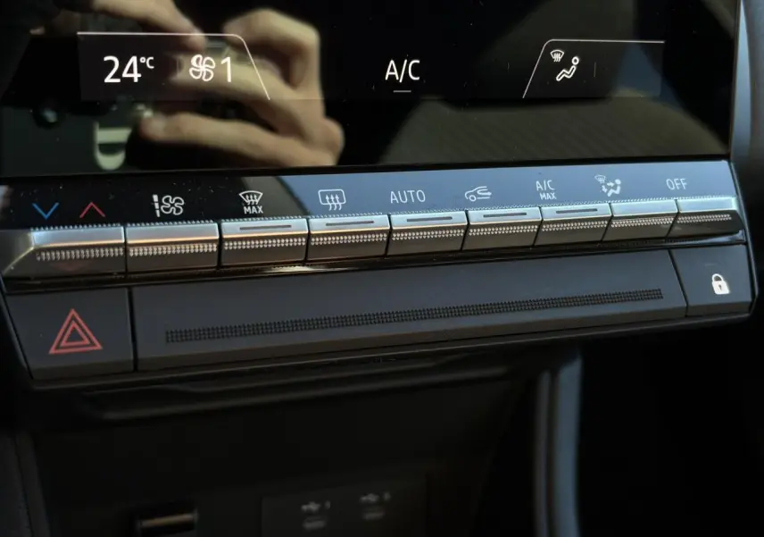 Détail de la console centrale du Renault Captur 2025 gris, montrant les commandes de climatisation et boutons tactiles.