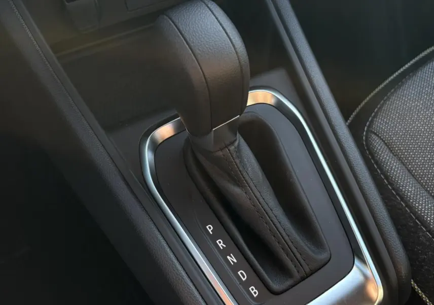 Gros plan sur la commande de la boîte automatique du Renault Captur 2025, cuir noir et contour argenté visible.