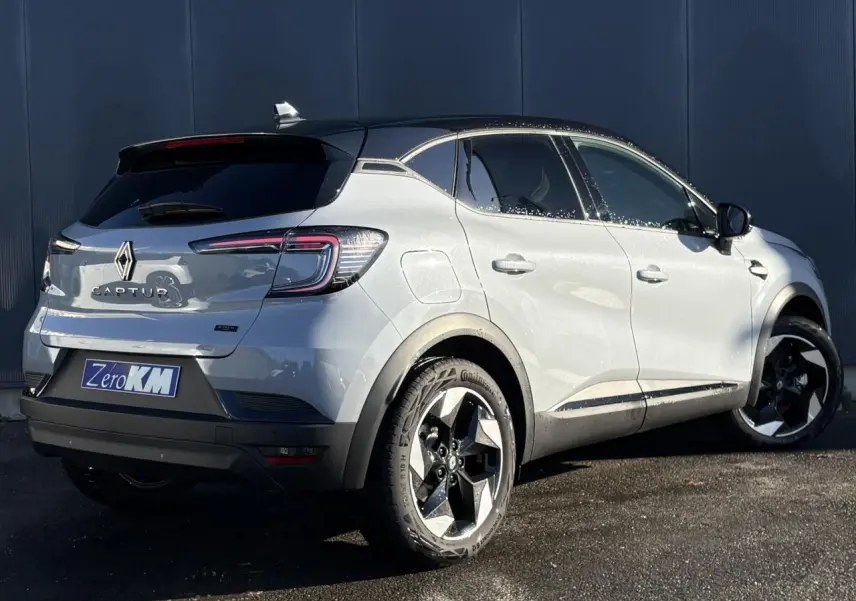 Vue 3/4 arrière droite du Renault Captur gris Rafale avec toit noir et jantes aluminium 18 pouces Black Hole.